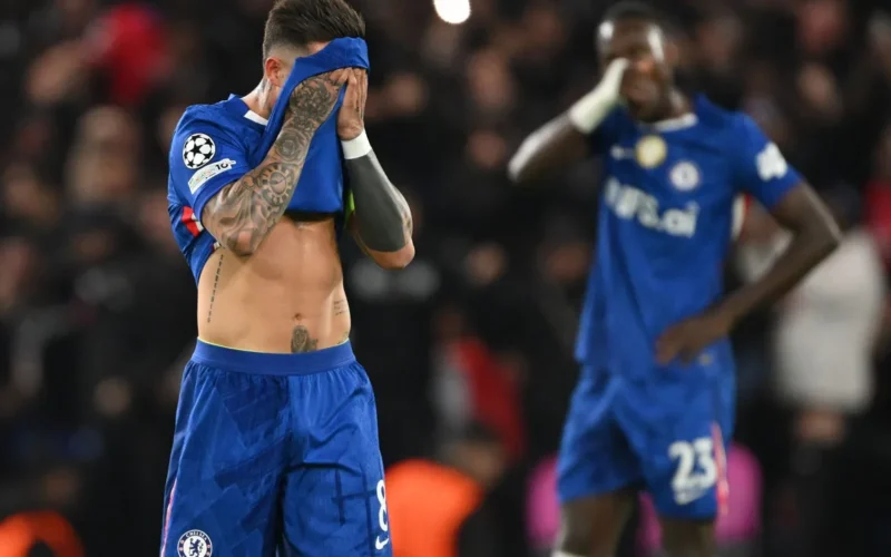 ردود فعل واسعة بعد توزيع روزينور بطاقات على لاعبي تشيلسي خلال خسارة 8-2